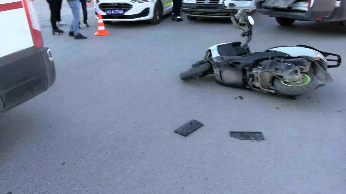 Kütahya'da Trafik Kazası: Motosiklet Sürücüsü ve Kızı Yaralandı