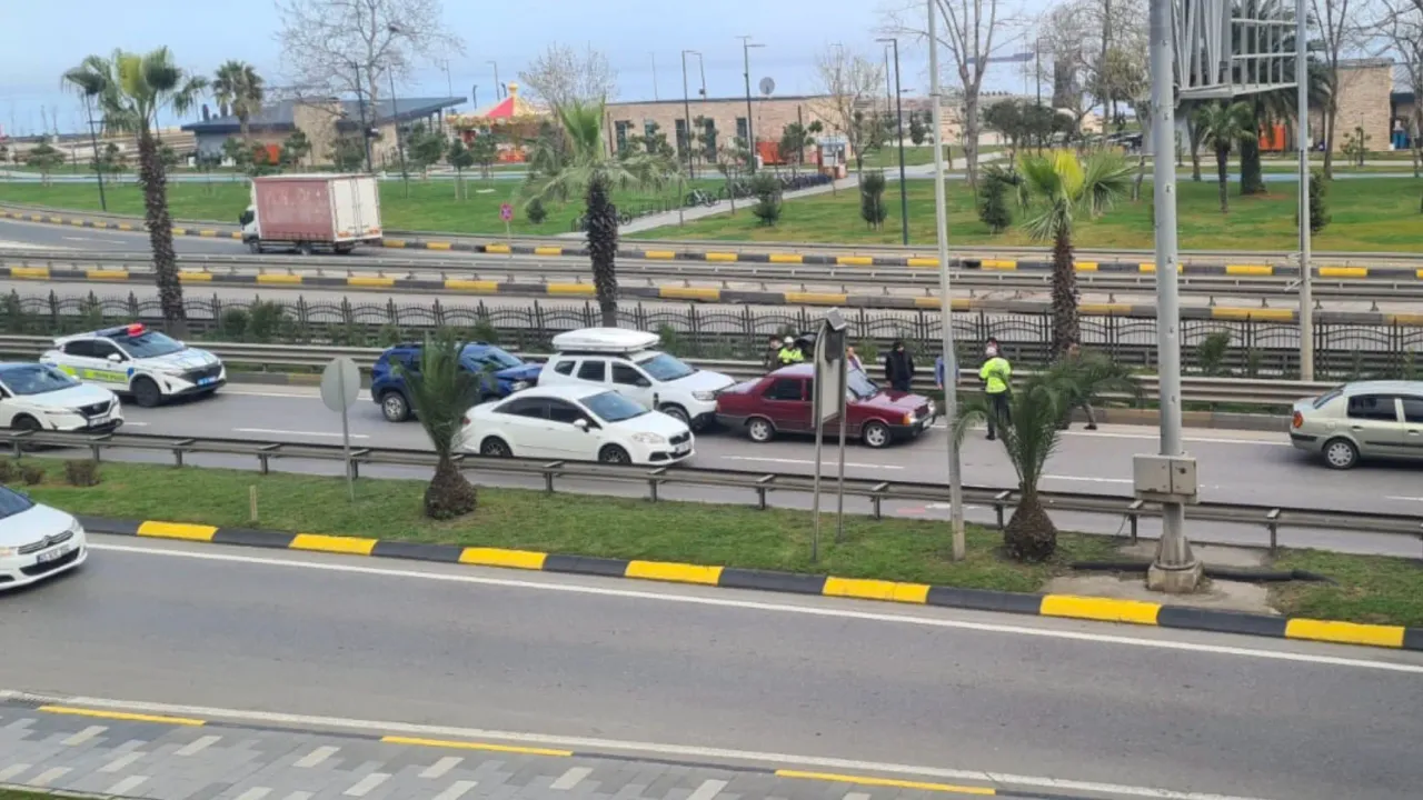 Trabzon’da Zincirleme Kaza! 3 Araç Birbirine Girdi