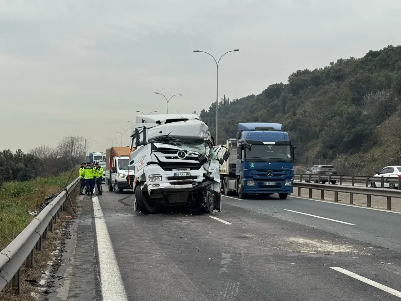 4 tırın karıştığı zincirleme trafik kazasında araçlar tanınmaz hale geldi