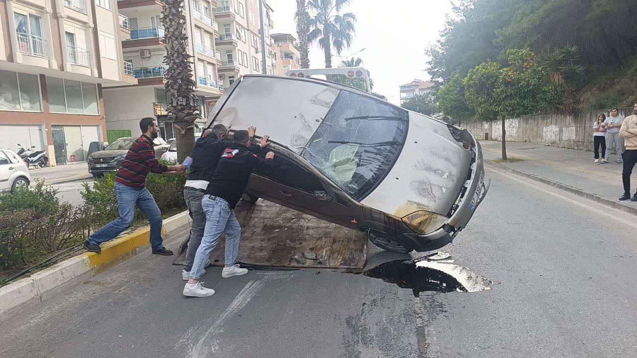 Antalya'da feci kaza: Virajı alamayan otomobil takla attı