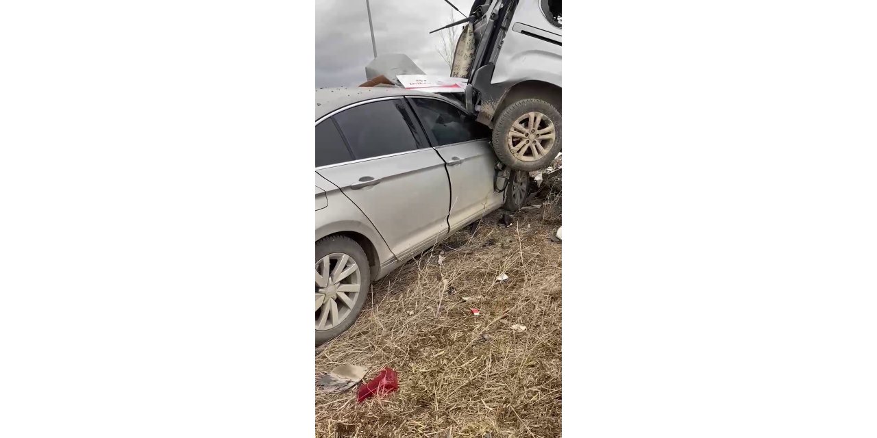Erzurum'da kontrolden çıkan otomobil park halindeki araca çarptı