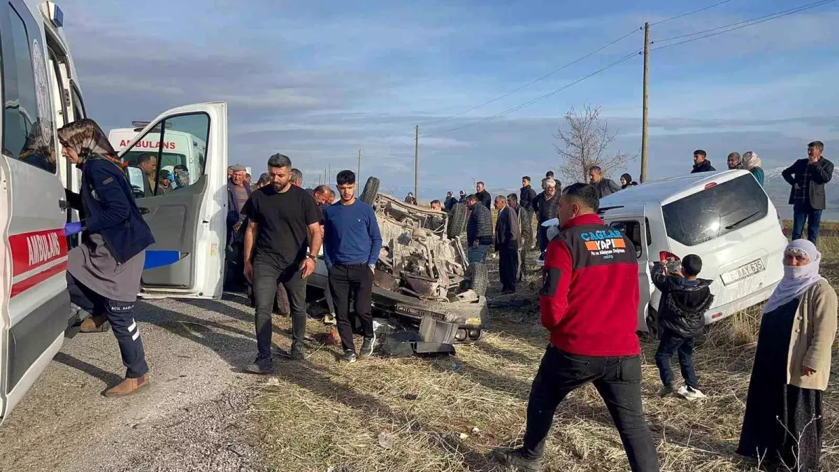 Van'da zincirleme trafik kazası: 5 yaralı