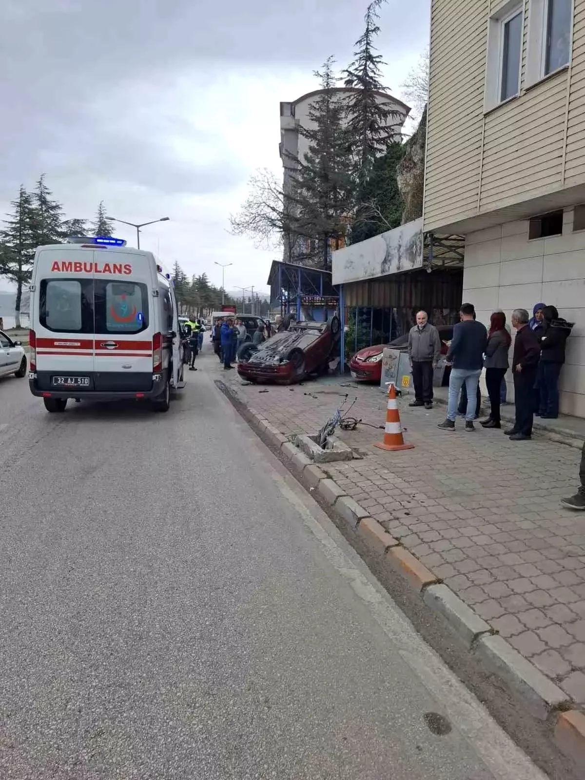 Eğirdir'de Trafik Kazası: Araç Takla Attı