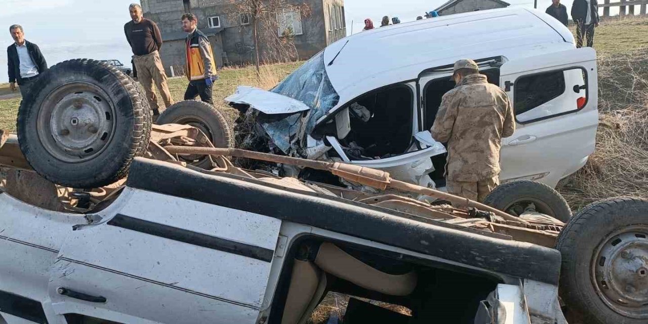 Taziyeden dönen doktor trafik kazasında yaralandı