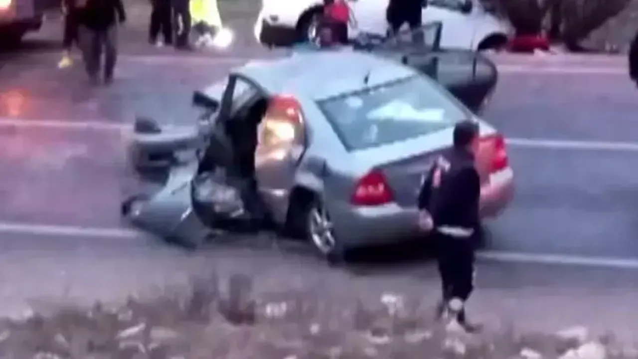 Afyonkarahisar’da Feci Kaza: Baba-Kız Hayatını Kaybetti, 4 Yaralı