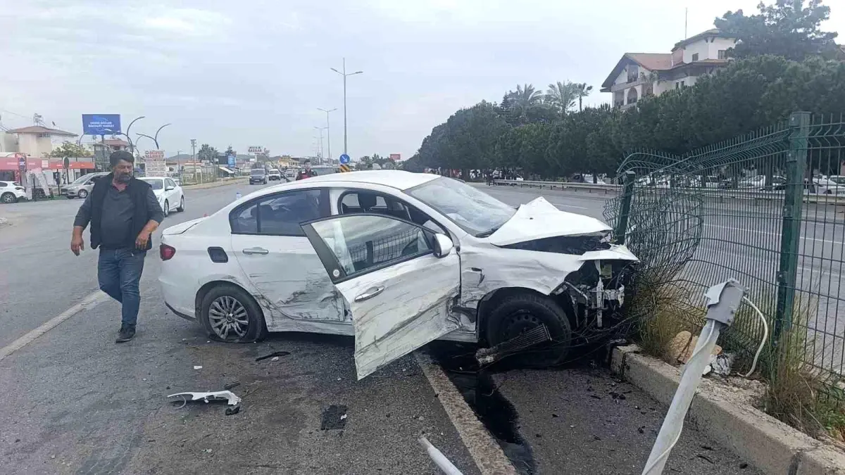 Antalya'da Trafik Kazası: 2 Yaralı
