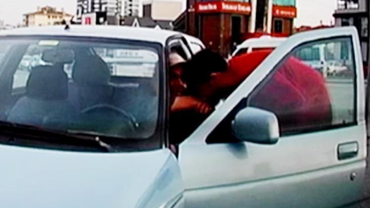 Kavga etmek için aracından indi, sürücünün elini öptü