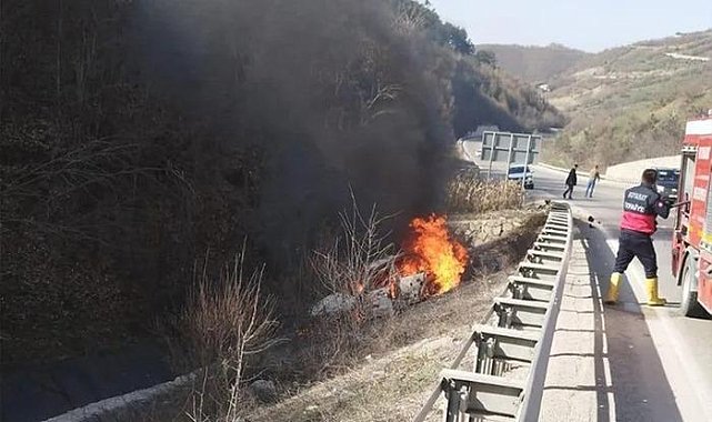 Sinop'ta kaza yapan araç alev aldı