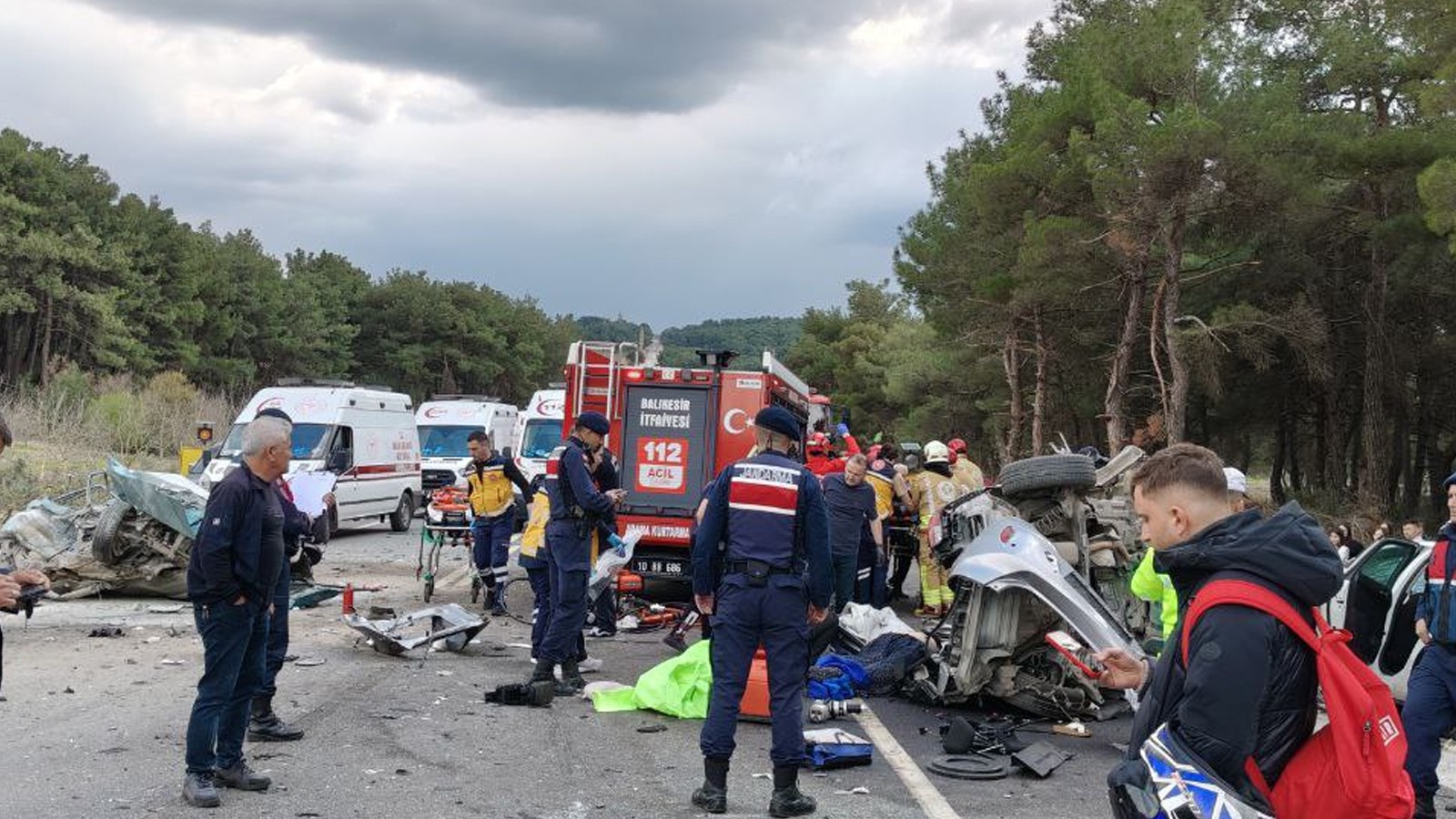 Balıkesir'de zincirleme kaza: Ölüler ve yaralılar var