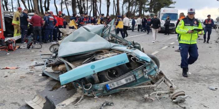 Bayram tatilinin ilk gününde zincirleme trafik kazası: Ölü ve yaralılar var