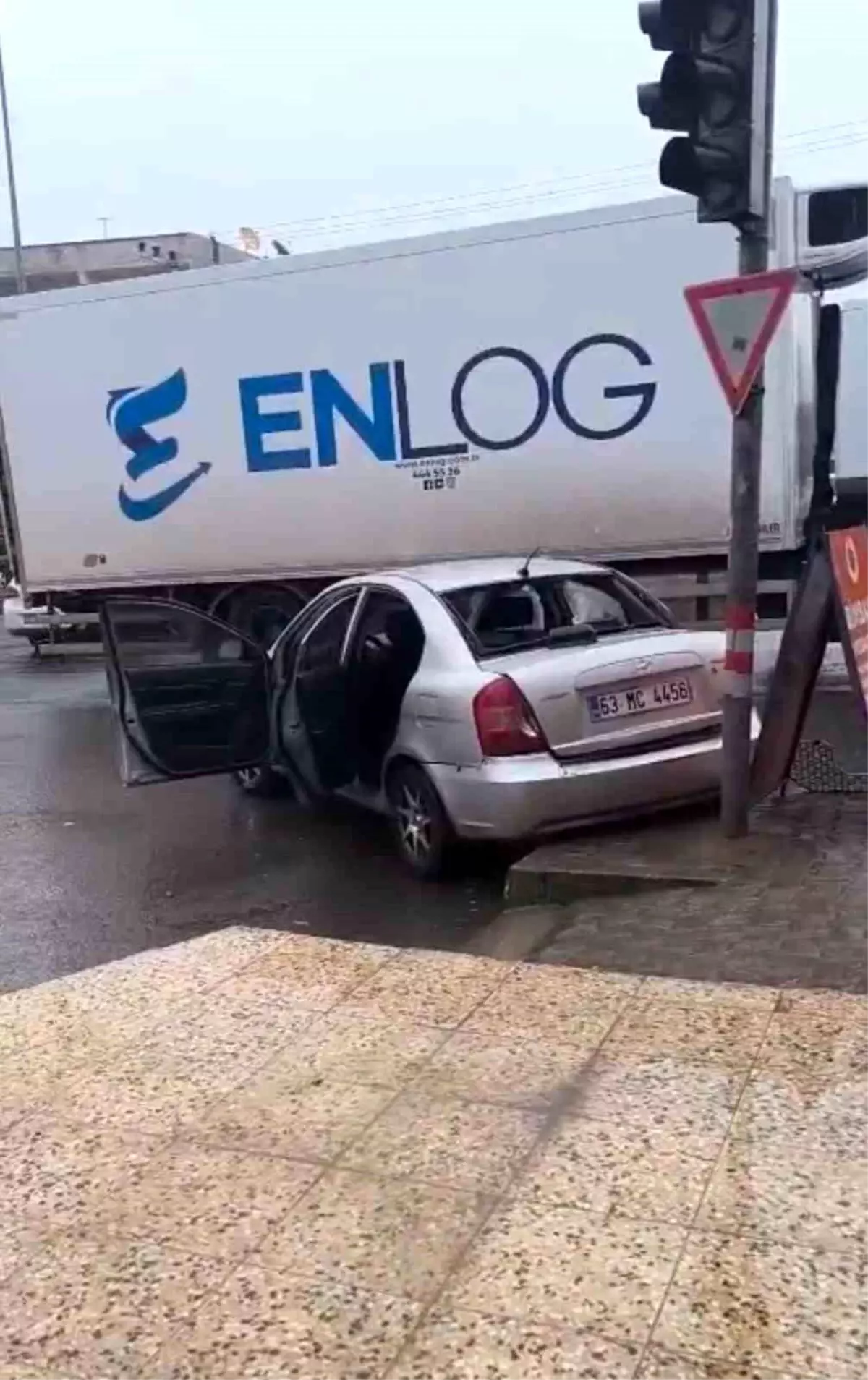 Hilvan'da Trafik Kazası: Sürücü Yaralandı