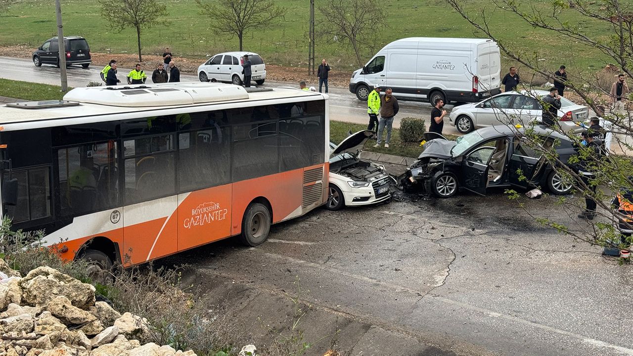Zincirleme trafik kazası: 12 yaralı