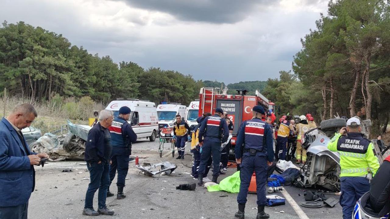 Balıkesir'de 4 araç birbirine girdi: Ölü ve yaralılar var