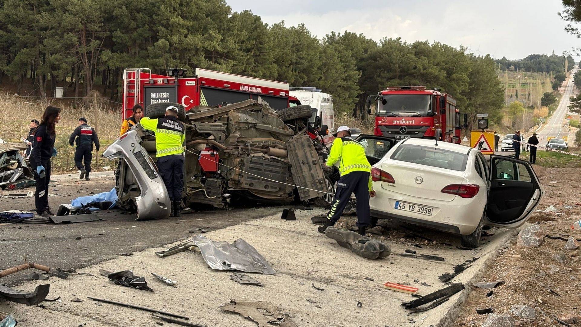 Balıkesir'de zincirleme trafik kazası: 2 can kaybı, 9 yaralı