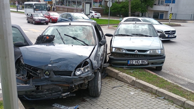 Edirne'de iki otomobilin çarpıştığı trafik kazası güvenlik kamerasında