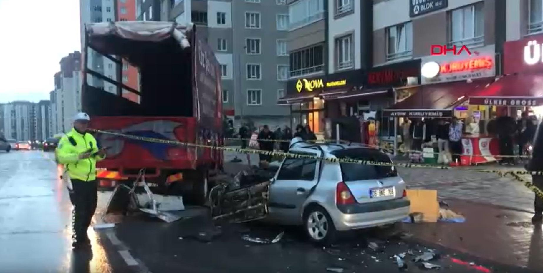 Kayseri'de feci kaza! Kamyona çarpan otomobildeki karı-kocayı ölüm ayırdı