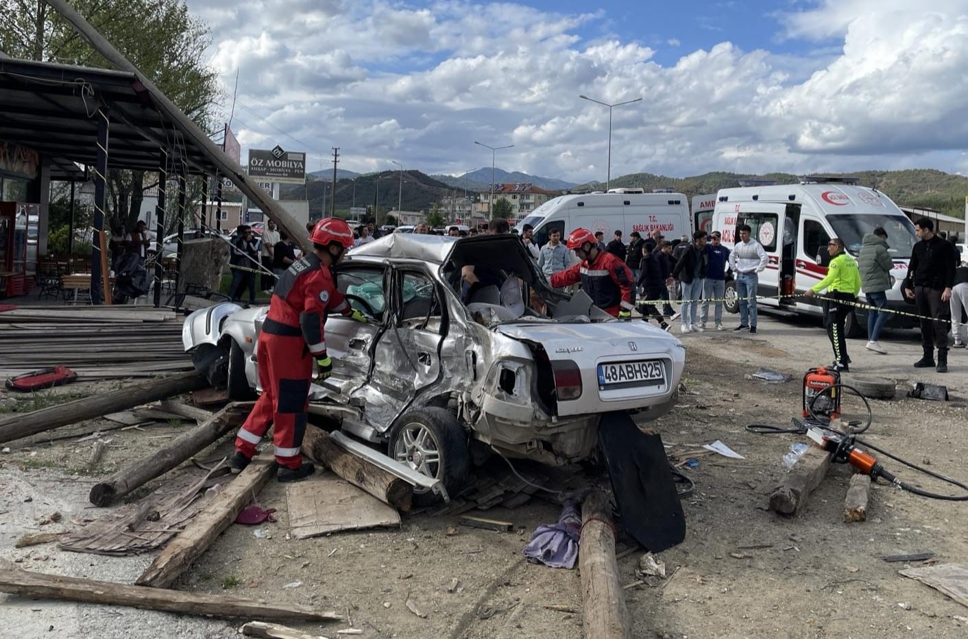 Seydikemer’de bayramın ilk günü trafik kazası: Dört kişi hayatını kaybetti