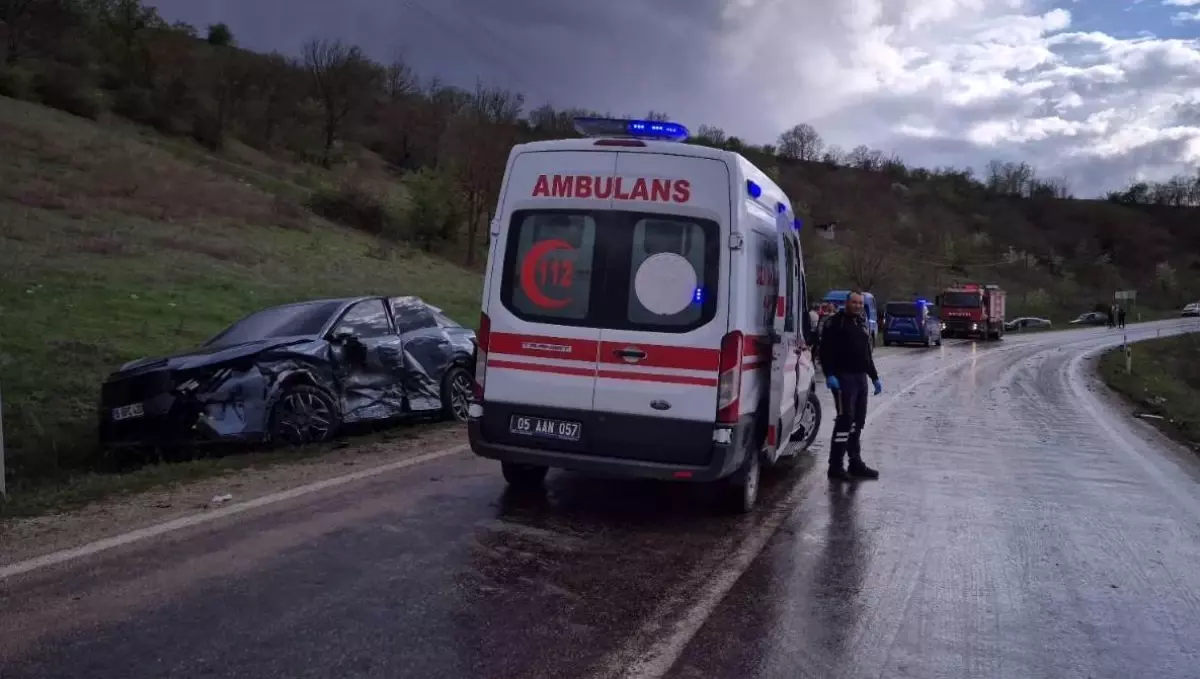 Taşova'da Trafik Kazası: 3 Yaralı