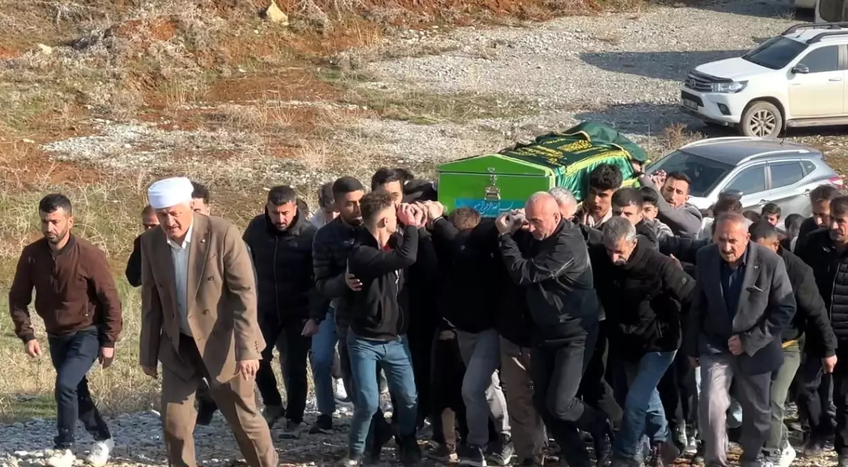 Yüksekova'da Trafik Kazası: 17 Yaşındaki Arda Kameri Hayatını Kaybetti