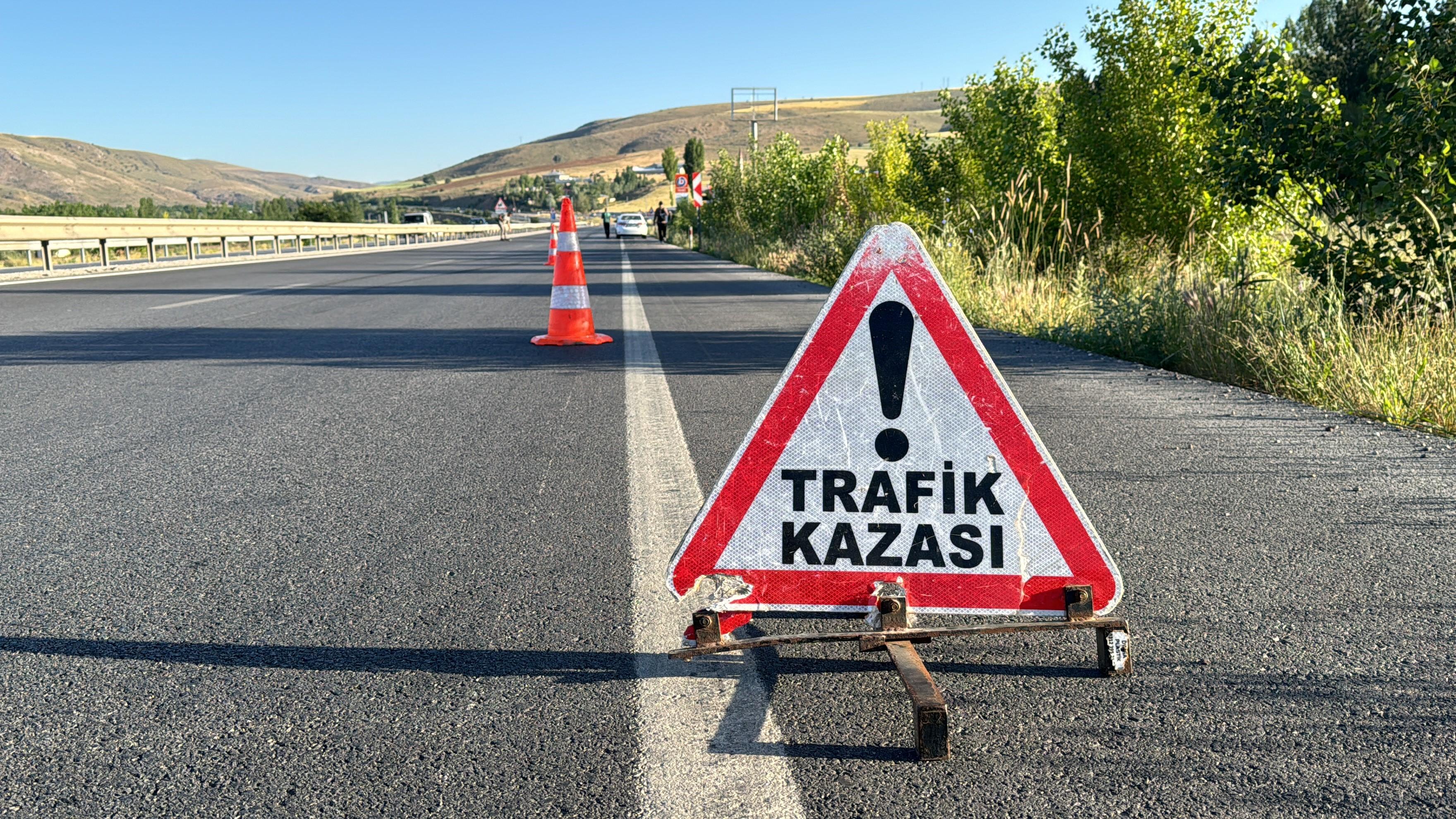 Afyon'da trafik kazasında 3 kişi yaralandı.