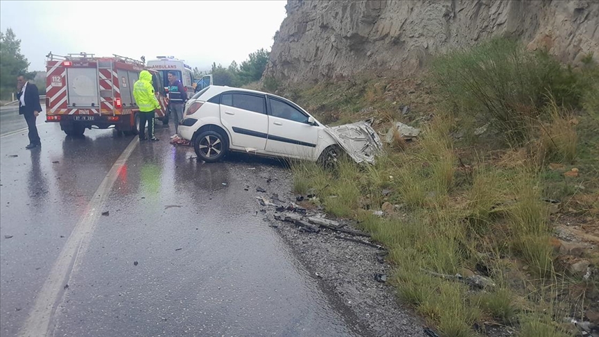 Antalya'da yolcu otobüsüyle çarpışan otomobildeki 2 kişi öldü, 4 kişi yaralandı