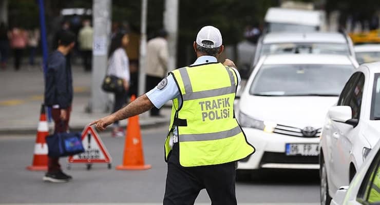 Bayram tatilinde 2 bin 138 trafik kazası, 27 ölü ve 3 bin 619 yaralı var.