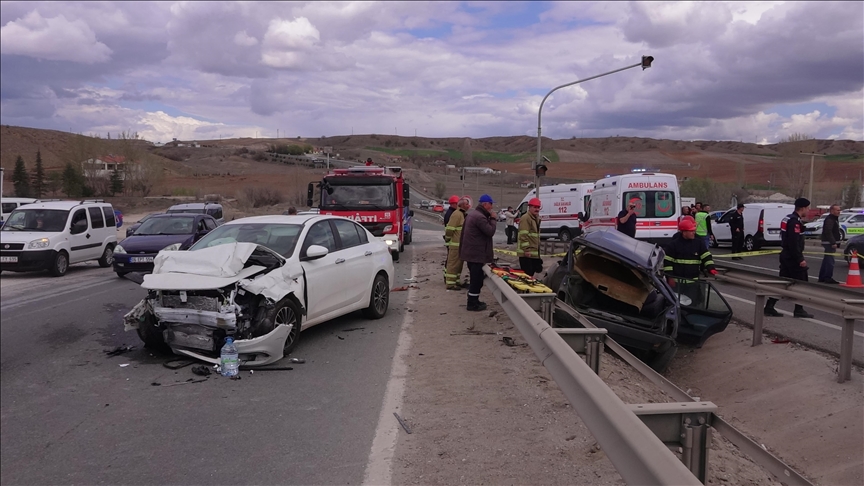 Bayram tatilinin başlangıcında 27 kişi trafik kazalarında vefat etti.