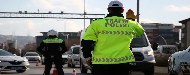 Bayram tatilinin başlangıcında, trafik kazası sonucu 27 kişi yaşamını yitirdi.