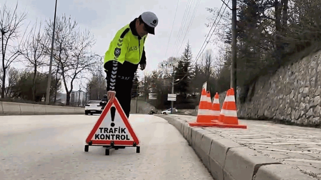 Bayramın üçüncü gününde 8 ölü ve bin 120 yaralıyla 663 trafik kazası yaşandı.