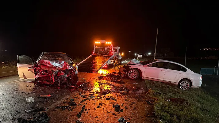 Çanakkale'de bayramın 2'nci günü feci kaza... İki otomobil kafa kafaya çarpıştı: 3 ölü, 1 yaralı