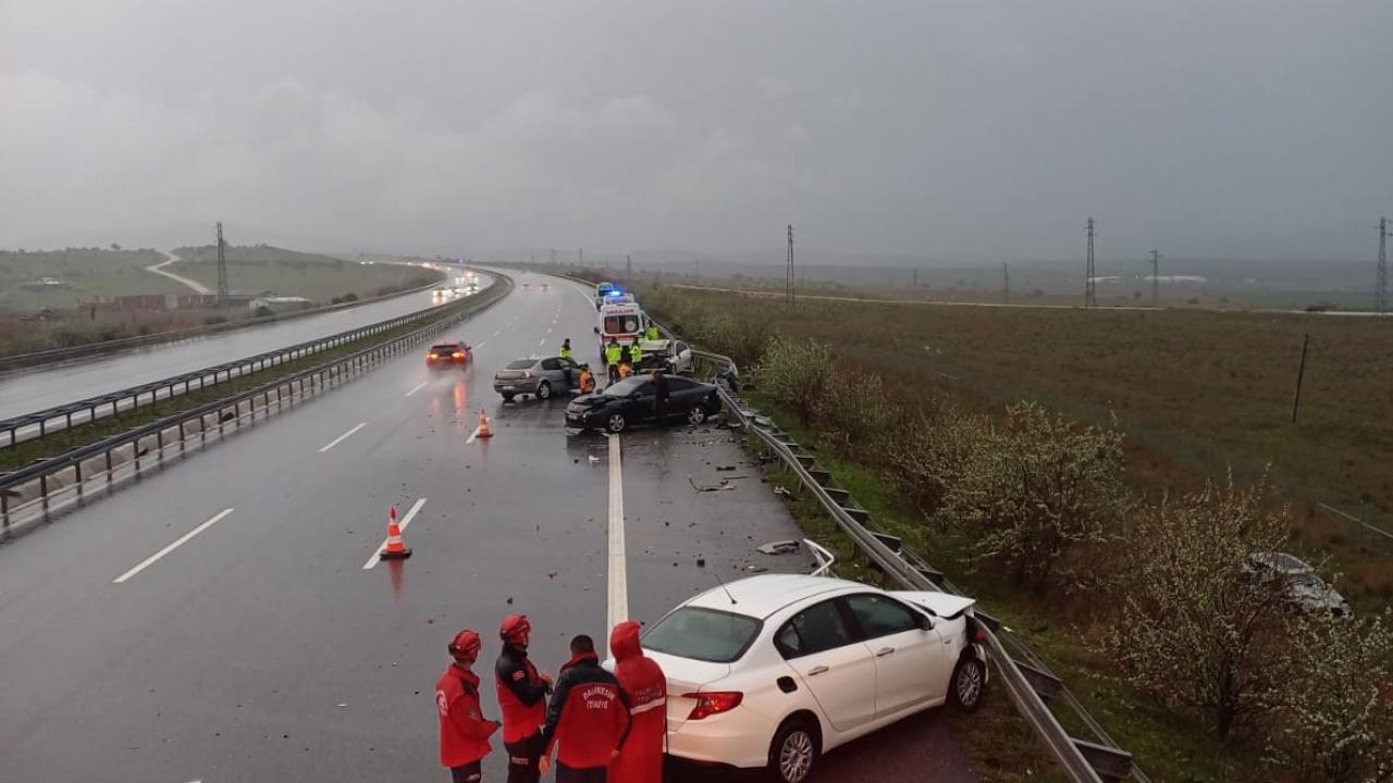 İstanbul ve İzmir arasındaki otoyolda zincirleme kaza: 2 kişi hayatını kaybetti, 4 kişi yaralandı.