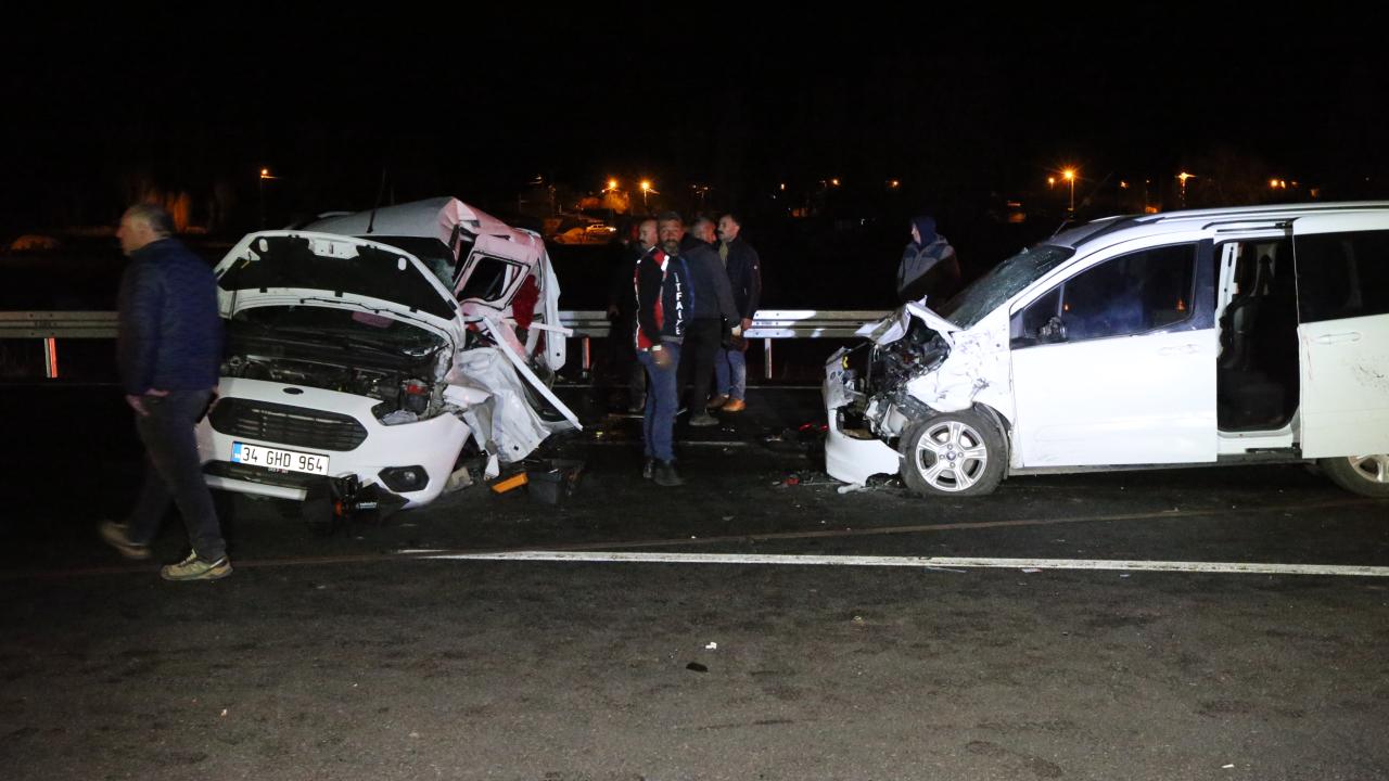 Kars'ta kaza sonucu 2 kişi hayatını kaybetti, 5 kişi yaralandı.