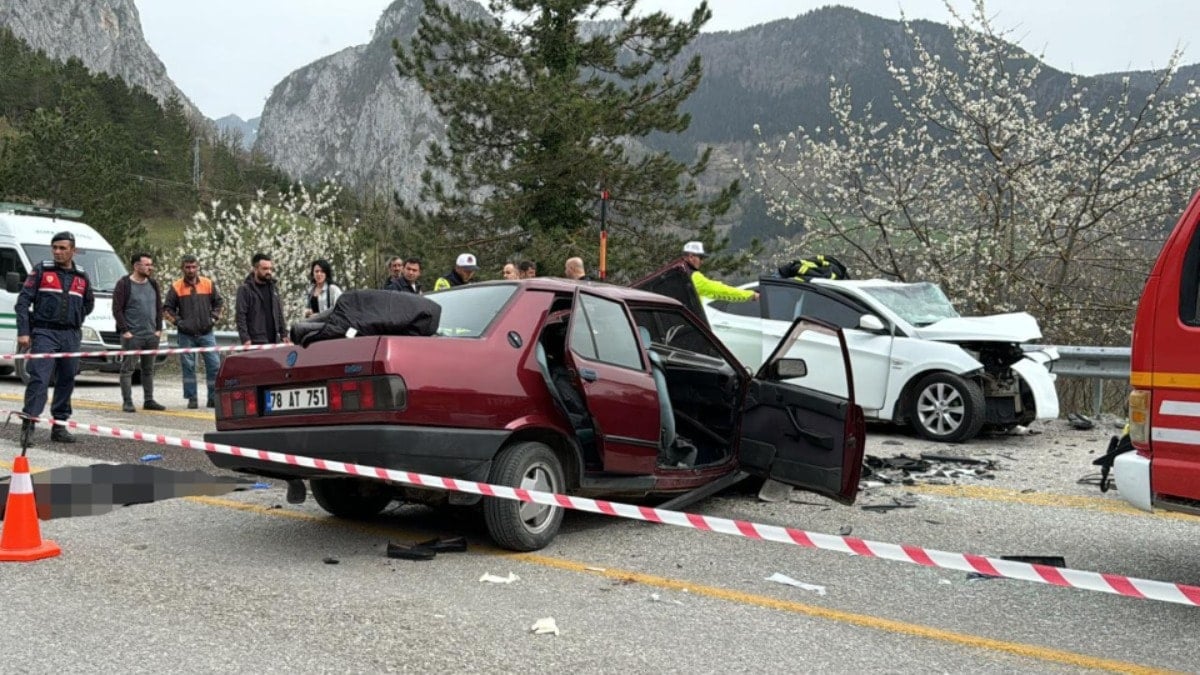 Kastamonu'da trafik kazasında 3 kişi hayatını kaybetti.
