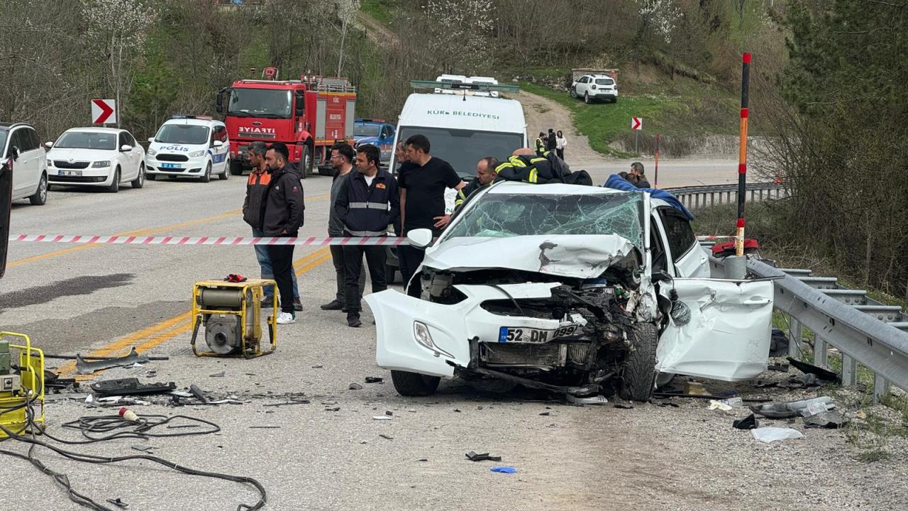 Kastamonu'da trafik kazasında üç kişi hayatını kaybetti, dört kişi ise yaralandı.