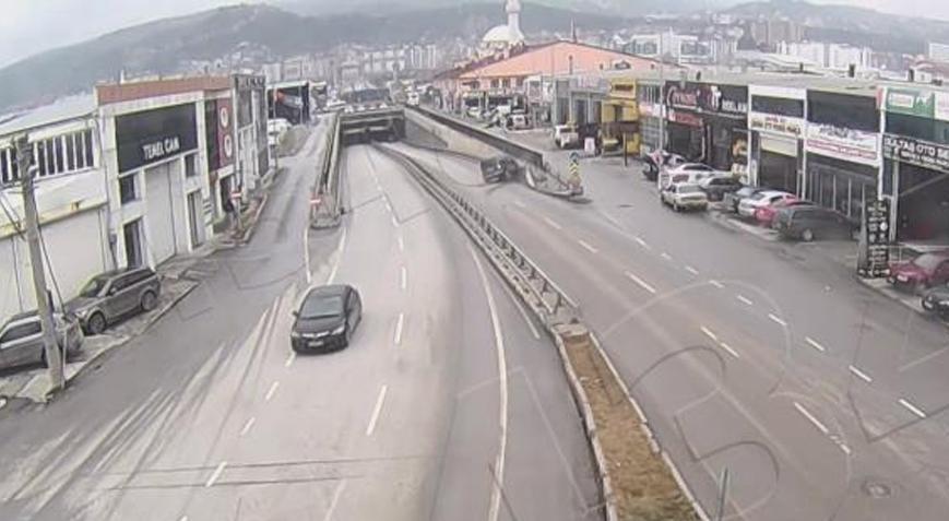 Kütahya'da o gün aynı yerde iki trafik kaza anı kameralara yansıdı.