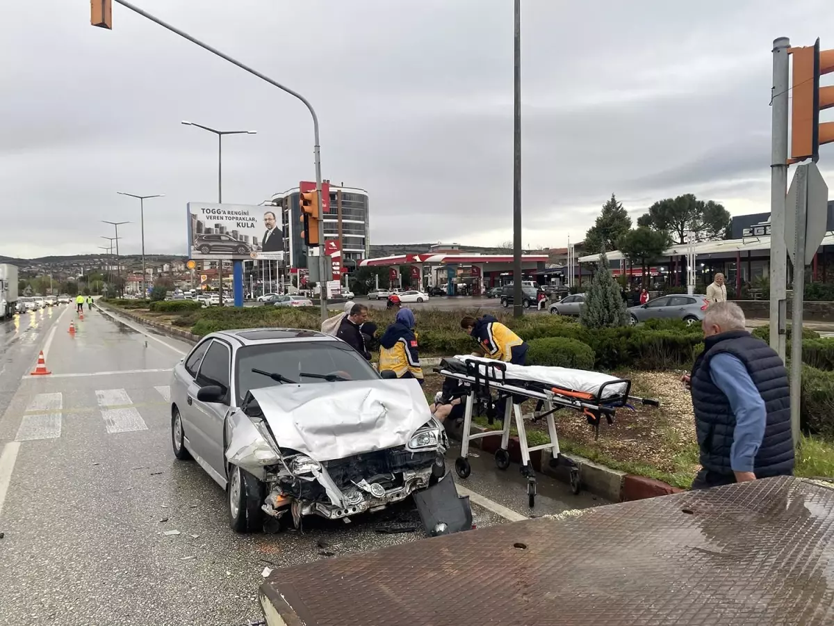 Manisa'da Kaza Sonucu 3 Kişi Yaralandı