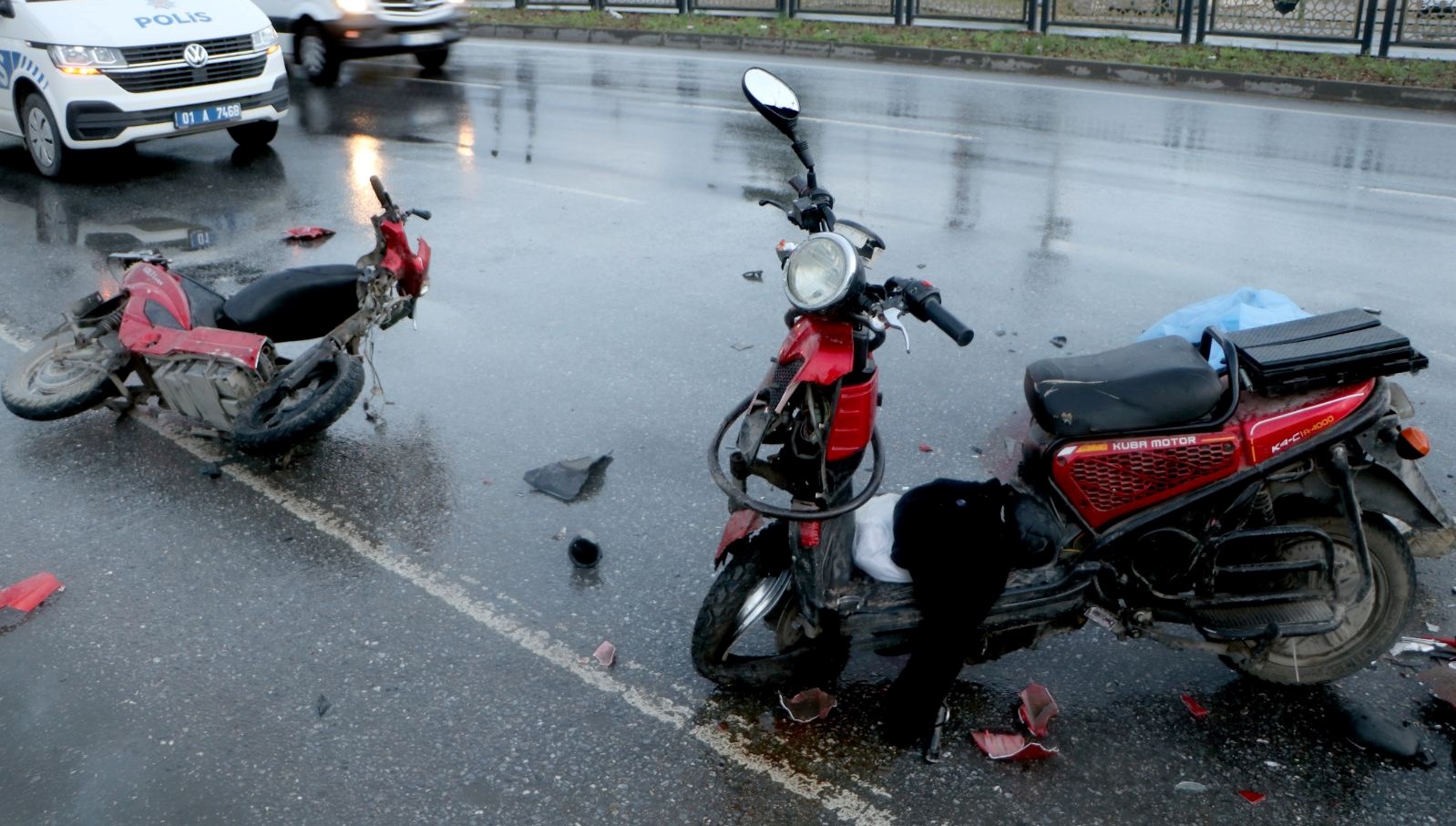 Adana'da trajik bir olay: Araç ile 2 elektrikli bisiklet çarpıştı, 1 ölü.