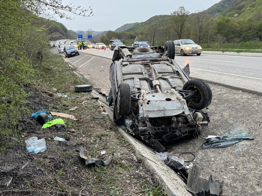 Bayram ziyaretinden dönen araç kaza yaptı: 11 kişi yaralandı.
