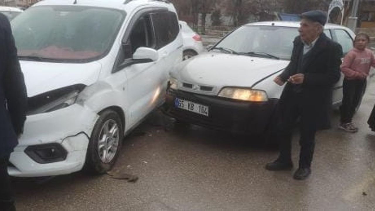 İpekyolu'nda maddi hasara yol açan kaza!