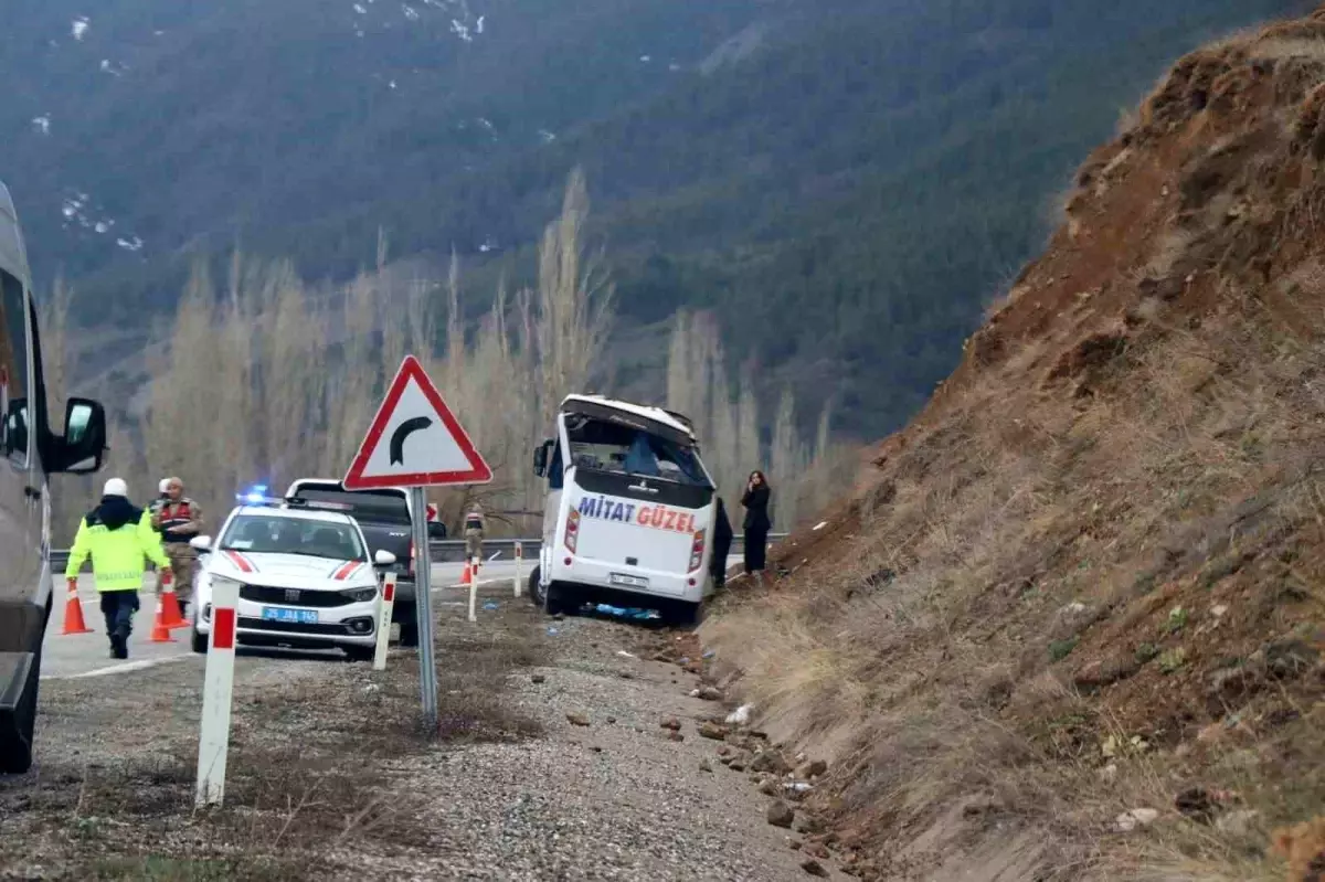 Oltu'da kaza: 1 kişi hayatını kaybetti, 11 kişi yaralandı.