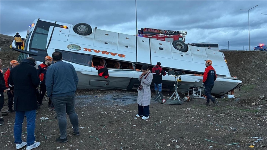 Sivas'ta devrilen otobüste 2 kişi öldü, 23 kişi yaralandı.