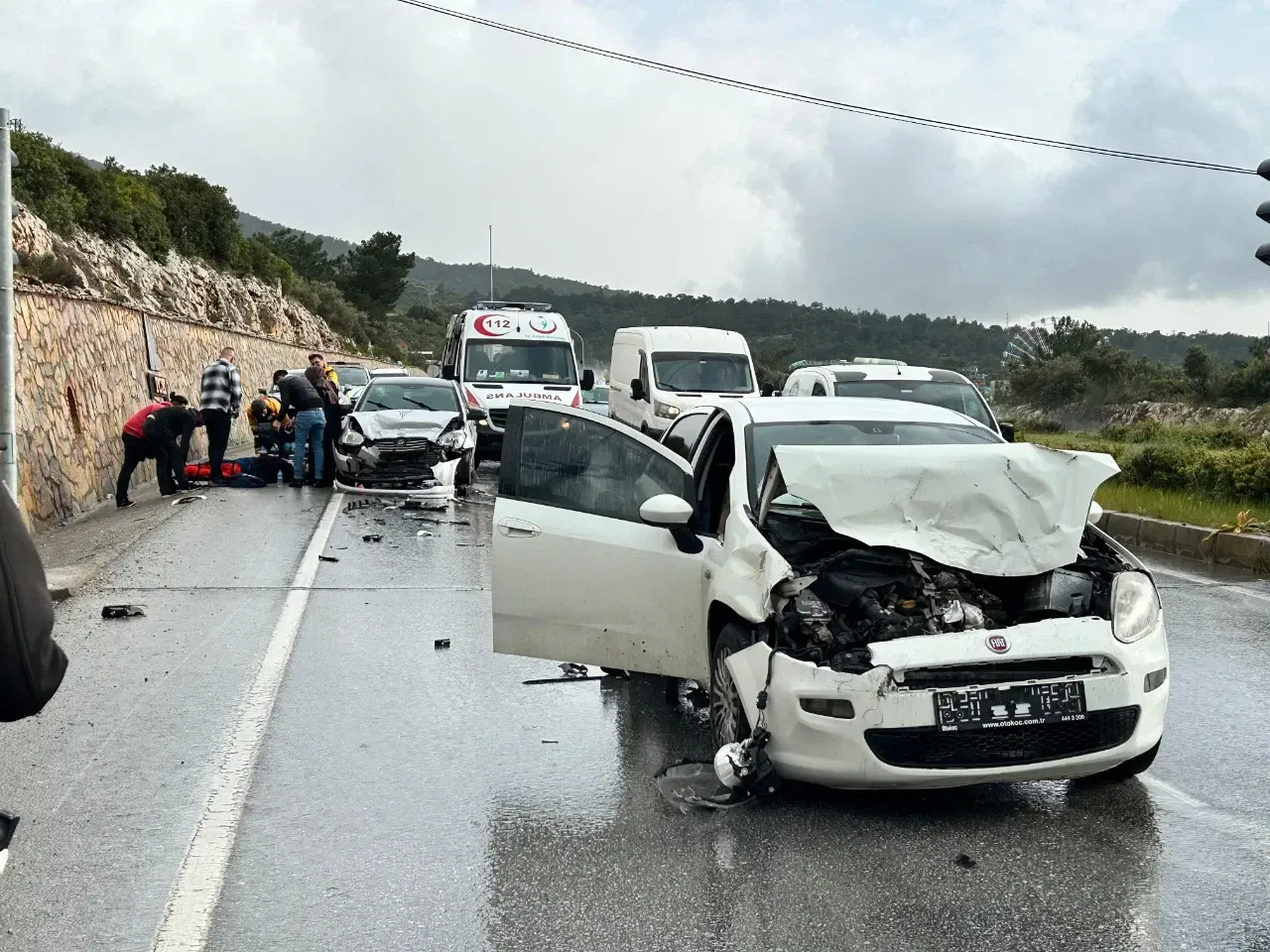 Zincirleme kaza sonucunda 6 kişi yaralandı.
