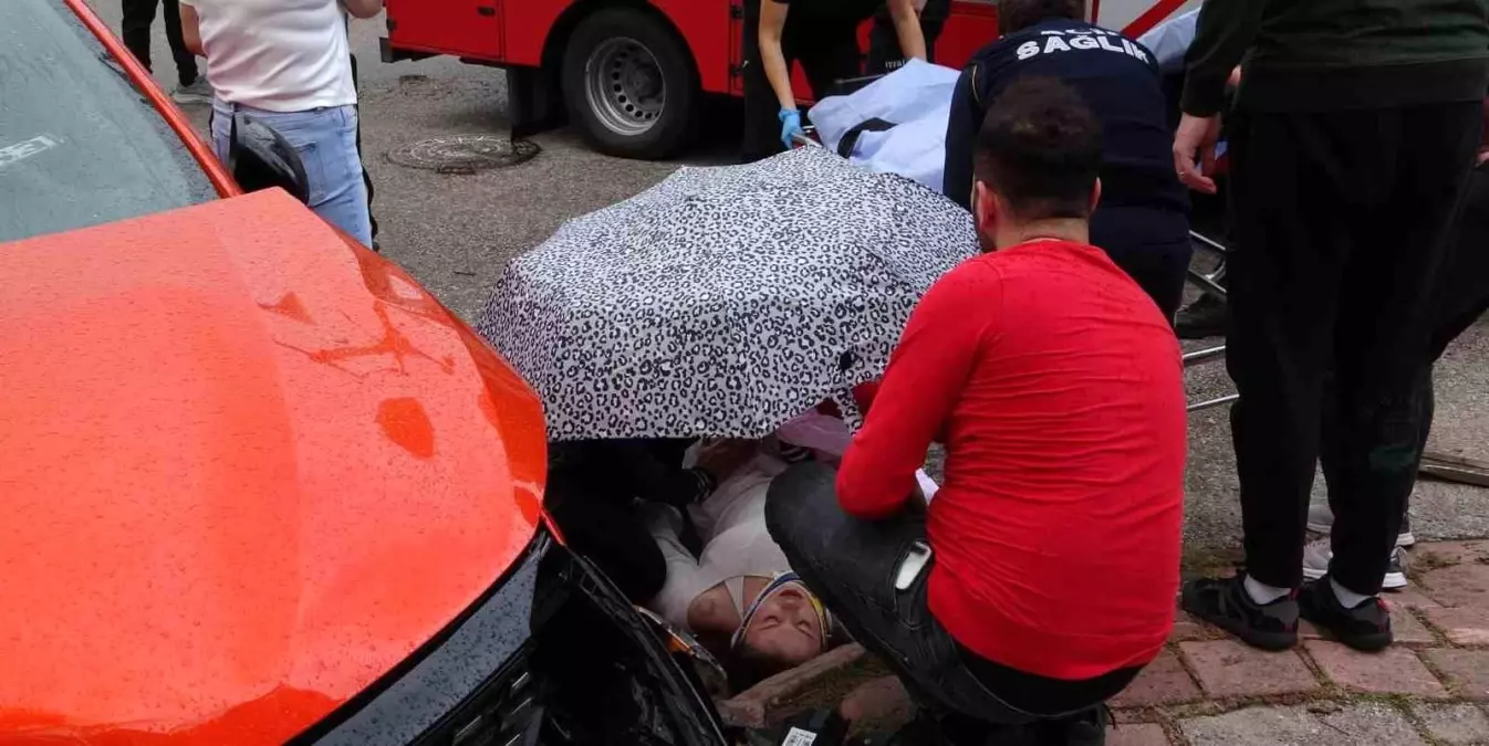 Antalya'da Kaza: Sürücülere Yoldan Geçenlerin Destek Olması