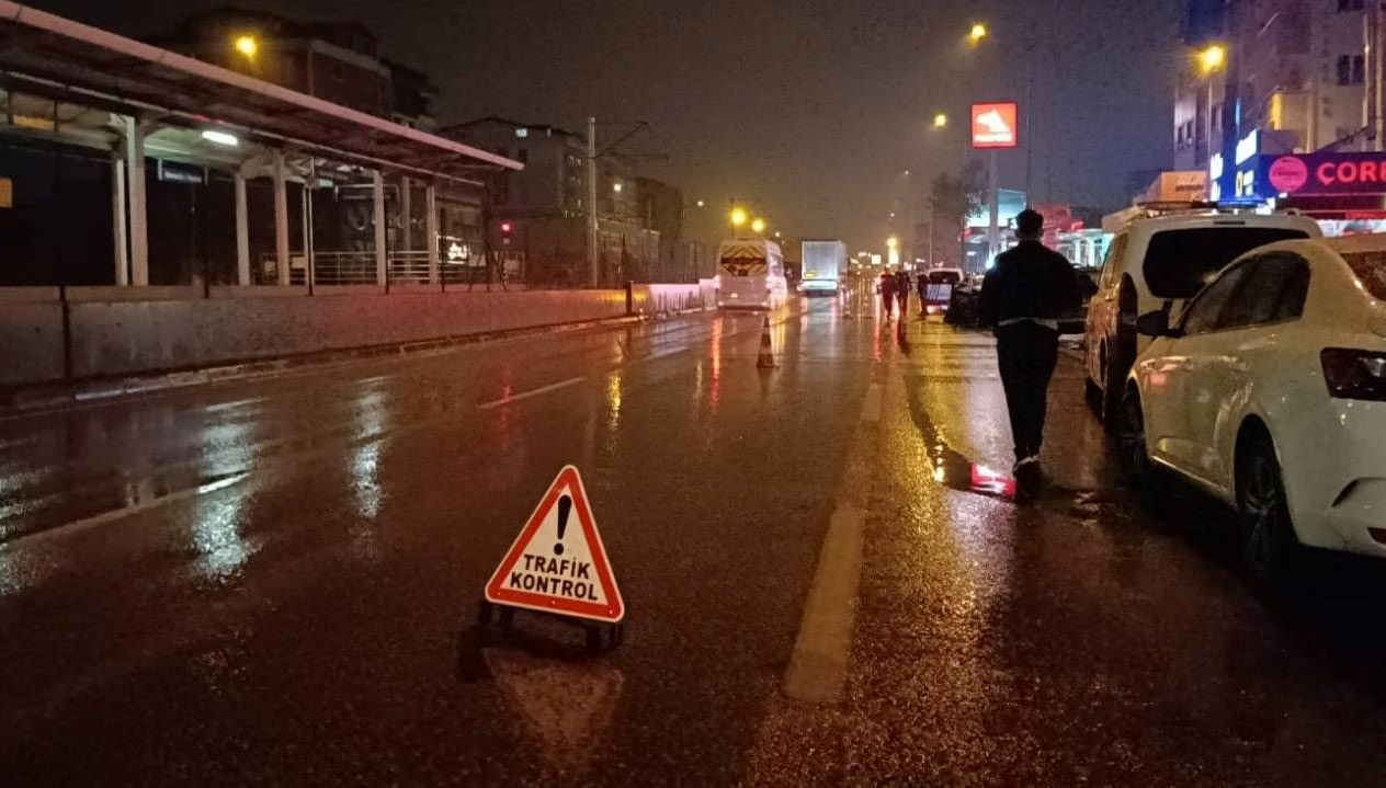 Bursa'da kaza yapan polise kamyonet çarptı, yolda güvenlik önlemi almışlardı.