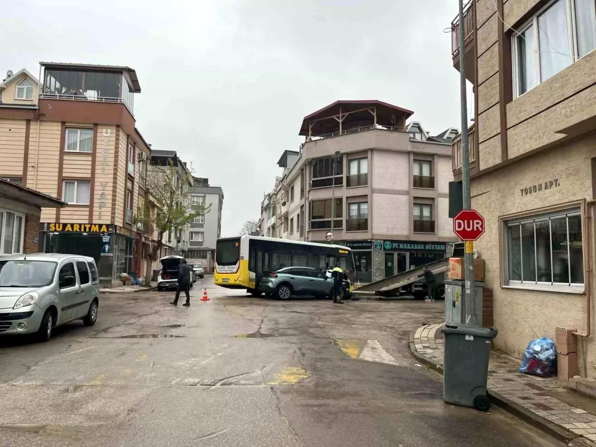 İnegöl'de Kaza: 3 Kişi Yaralı