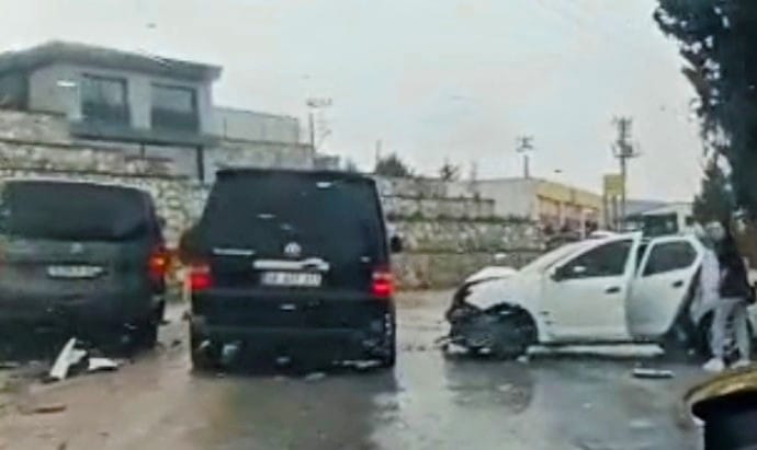 Milas'ta zincirleme kaza meydana geldi, yaralılar bulunmakta.