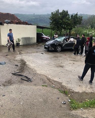 Trafik kazası sebebiyle 2 kişi yaralandı.