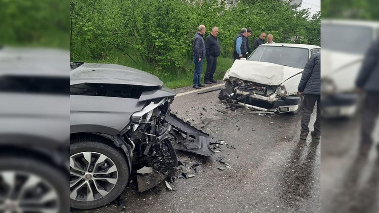 Alaplı'da kafa kafaya çarpışan iki araç trafik kazası yaptı.