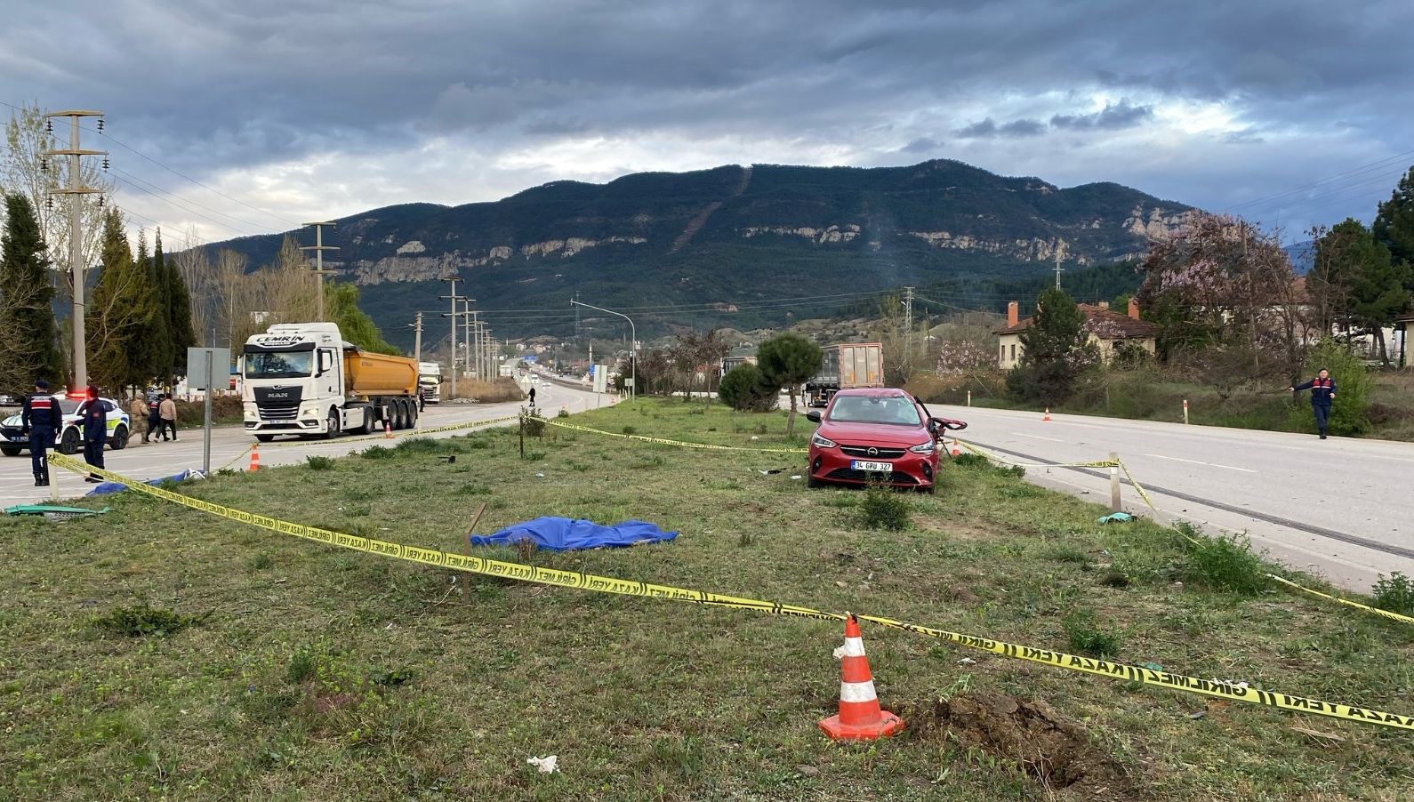 Aynı aileden dört kişi Karabük'te ölüme kurban gitti.