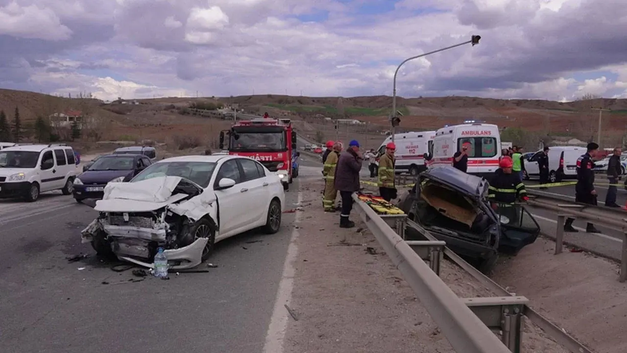 Bayram tatilinde yaşanan trafik kazalarında 57 kişi yaşamını yitirdi.